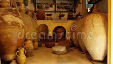 古老的厨房用具，陶土碗碟，锅碗瓢盆等